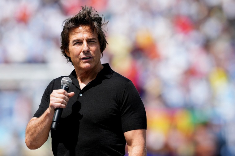 Tom CruiseBár csak felszínes ismeretség fűzte őket össze, Tom Cruise a királyi család vendégeként részt vett Diana hercegné temetésén, ahová akkori felesége, Nicole Kidman is elkísérte