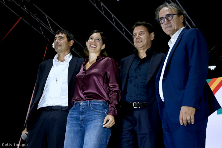 Nicola Fratoianni, az Olasz Baloldal titkára, Elly Schlein, a Demokrata Párt (PD) titkára, Giuseppe Conte, az Öt Csillag Mozgalom (M5S) elnöke és Angelo Bonelli, a Zöld Európa (Europa Verde) képviselője együtt vesz részt a Zöldek és Baloldal Szövetsége (AVS) által szervezett Terra fesztiválon a Città dell'Altra Economia rendezvényközpontban, Rómában, Olaszországban 2026. szeptember 8-án