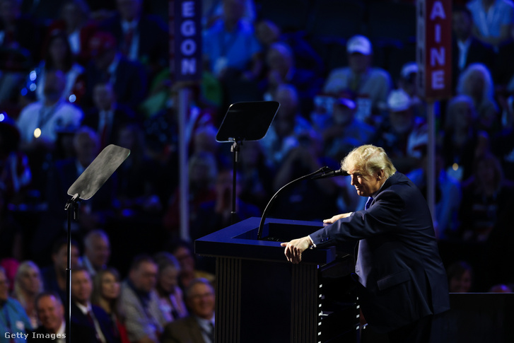 Donald Trump amerikai elnök beszédet mond a 2026-os Republikánus Nemzeti Kongresszus első napján az American Airlines Centerben 2026. szeptember 9-én Dallasban