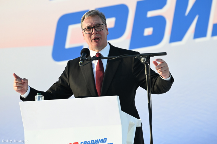 Aleksandar Vucsics szerb elnök részt vesz a kormányzó Szerb Haladó Párt (SNS) által szervezett nagygyűlésen. A pártot korábban ő vezette. A rendezvény szlogenje: „Szerbia – Egy család”. Az eseményt 2026. június 27-én tartották Belgrádban, Szerbiában