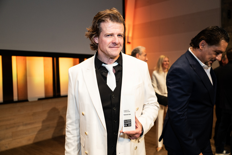 Kamarás IvánA színész a Hellboy II: Az Aranyhadsereg című filmben kapott egy kisebb szerepet egy ügynök szerepében, aki végül nem túl szép halált halt a produkcióban