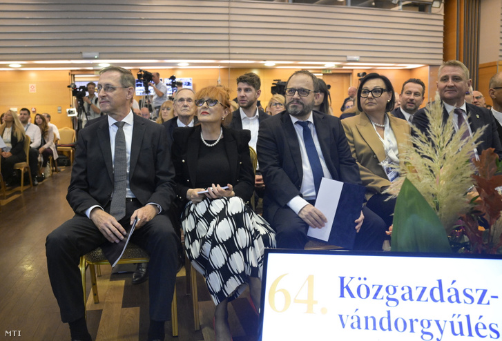 Varga Mihály a Magyar Nemzeti Bank elnöke Hegedüs Éva a Magyar Közgazdasági Társaság elnöke és Kármán András pénzügyminiszter (b1-b3) a 64. Közgazdász-vándorgyűlés nyitó plenáris ülésén a Hotel Eger konferenciatermében 2026. szeptember 10-én