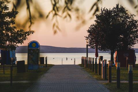 Kinyitnák a Petőfi sétányt a Balaton felé, eltűnhet a bódésor Siófokon