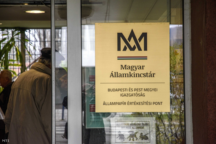 Cégtábla a Magyar Államkincstár (MÁK) irodaháza bejáratánál