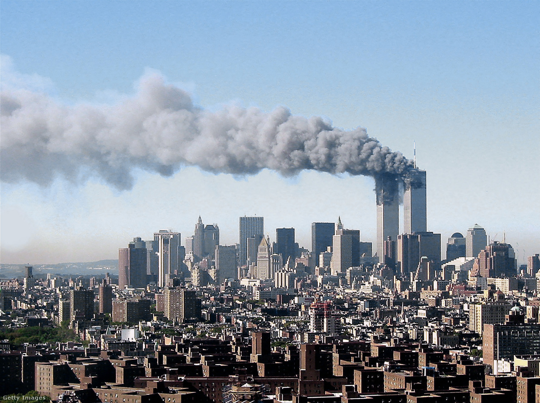 A World Trade Center ikertornyai, miután az al-Káida terroristái által eltérített repülőgépek a tornyokba csapódtak