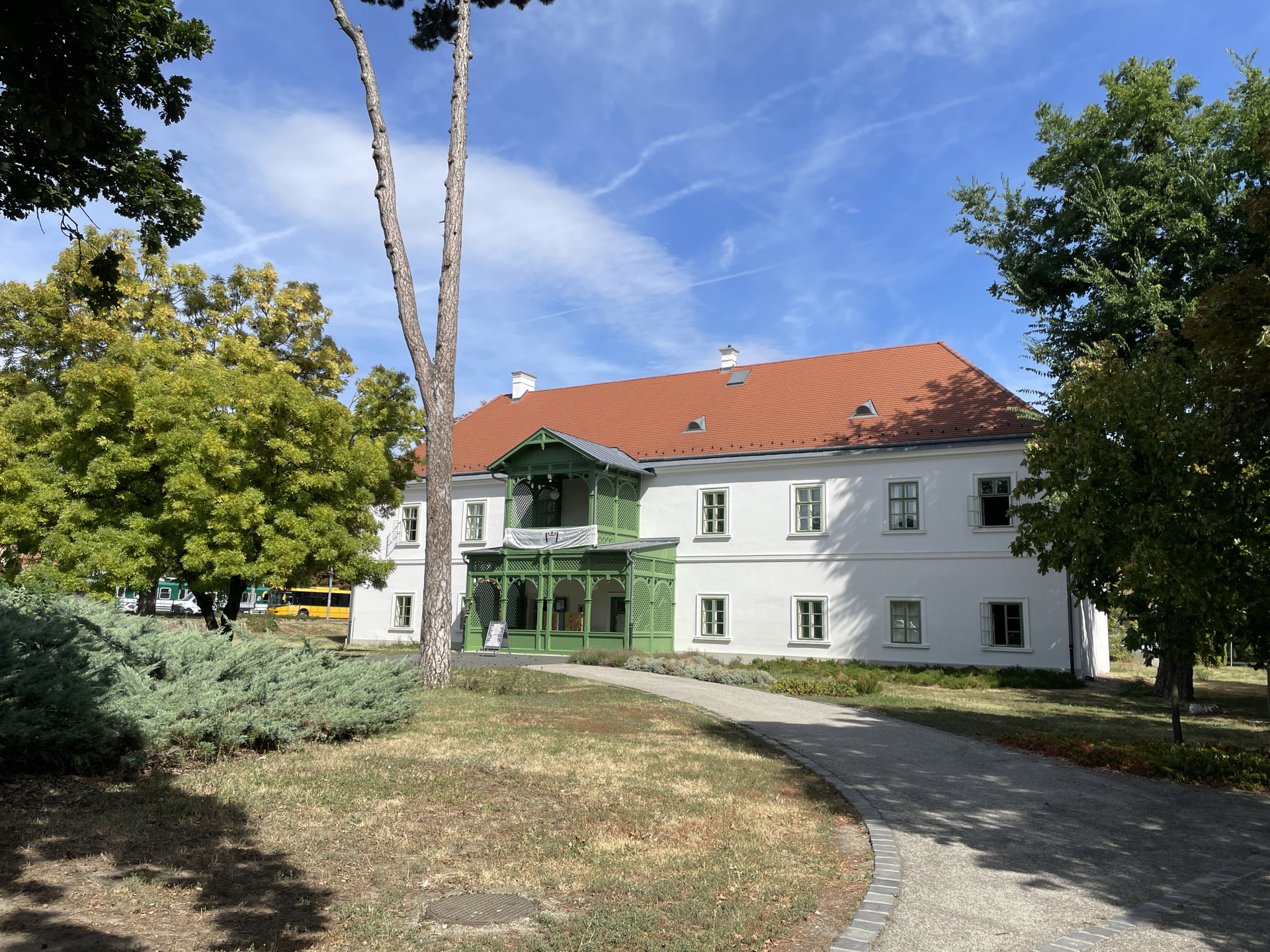 Az egykori Várkapitányi Lak telente a Karácsonyház otthona