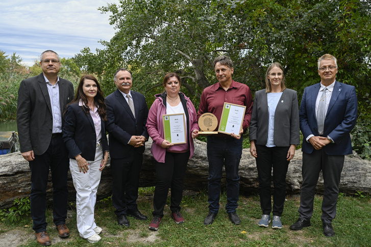 Dr. Fehér Zoltán, a WWF Magyarország természetvédelmi igazgatója; Kovács Ágnes, a Coca-Cola HBC Magyarország ügyvezető igazgatója; Gajdos László élő környezetért felelős miniszter; Sete Krisztina Beáta és Czita Zoltán díjazottak, a Szigetszentmiklósi Batthyány Kázmér Gimnázium pedagógusai; Vetier Márta, a WWF Magyarország igazgatója; Lupa János, Szigetszentmiklós alpolgármestere (b-j)