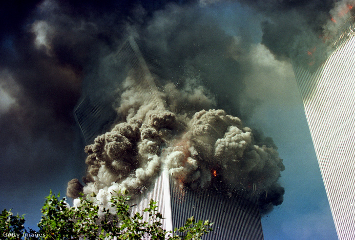 A World Trade Center déli tornya összeomlik 2001. szeptember 11-én