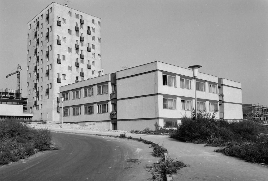 József Attila utcai kísérleti lakótelep, a Magasház utca a József Attila utca felől nézve, előtérben a nyugdíjasok háza, 1969