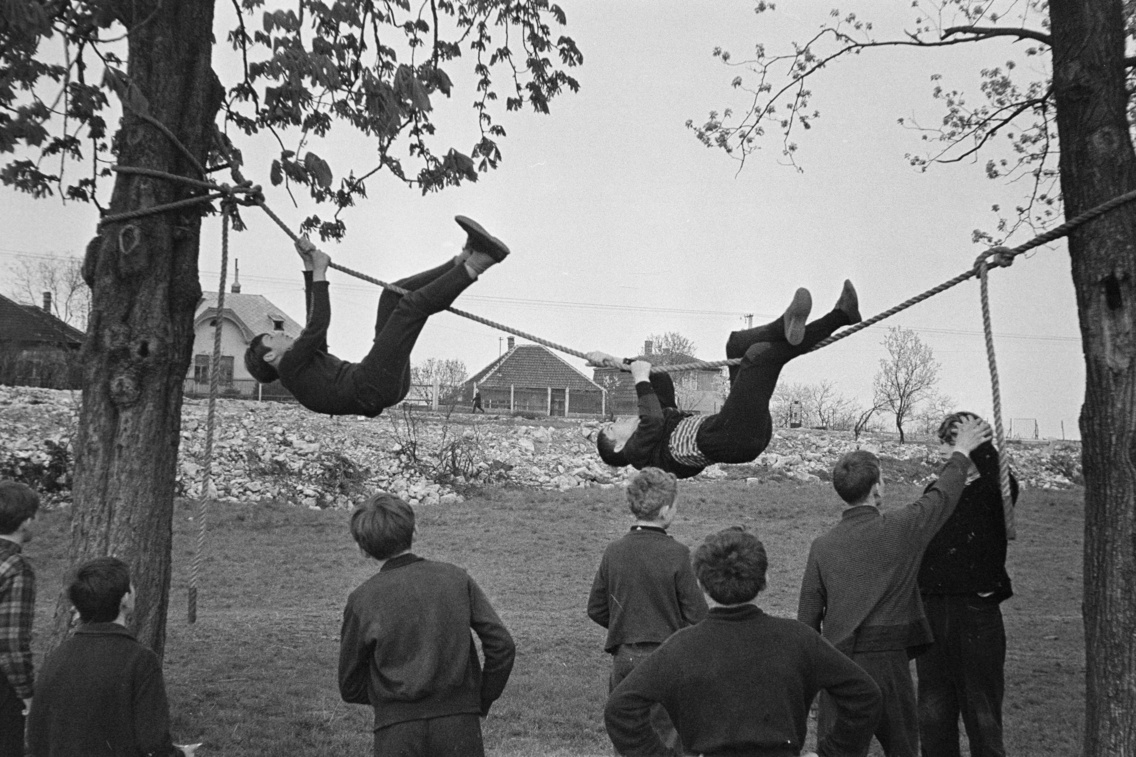 Ezen a területen ma az Arany János utcai lakótelep található. Iskolások akadályversenye, 1970