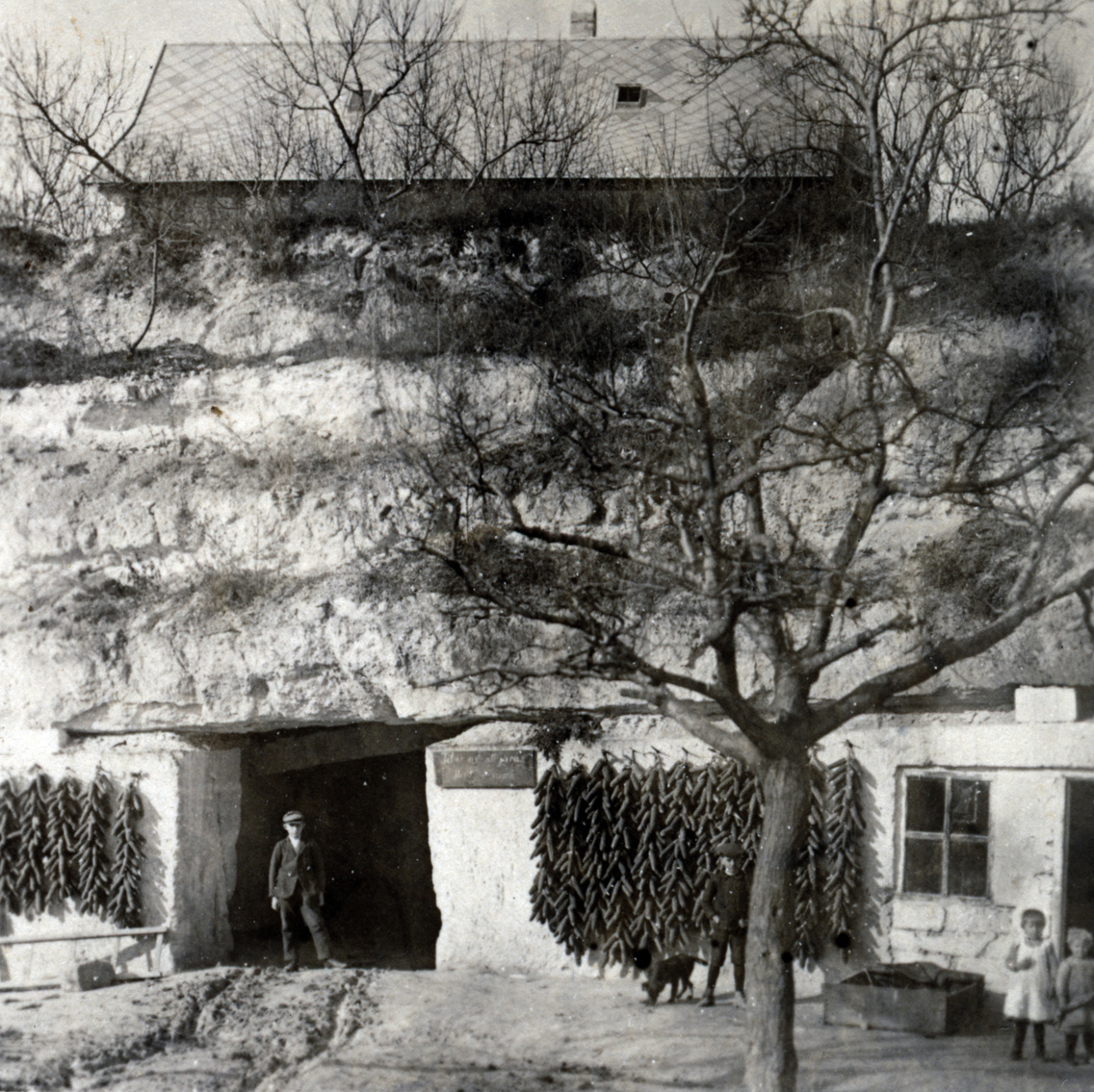 Budatétény (ekkor önálló, ma a főváros része), barlanglakás, 1931
