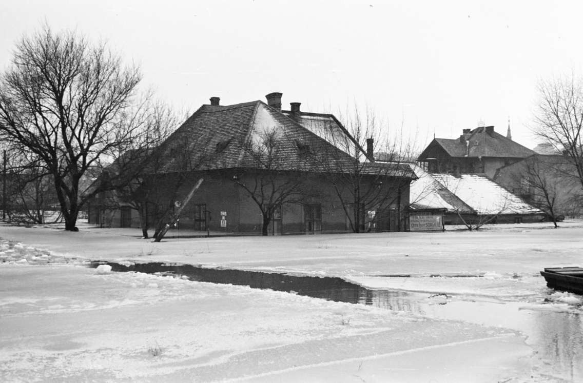 Duna (út) utca, Tolnai Imre halászcsárdája a Hajó utca sarkán. Jobbra, a háztető felett a Budafoki Evangélikus Egyházközség templomának tornya látható, 1942
