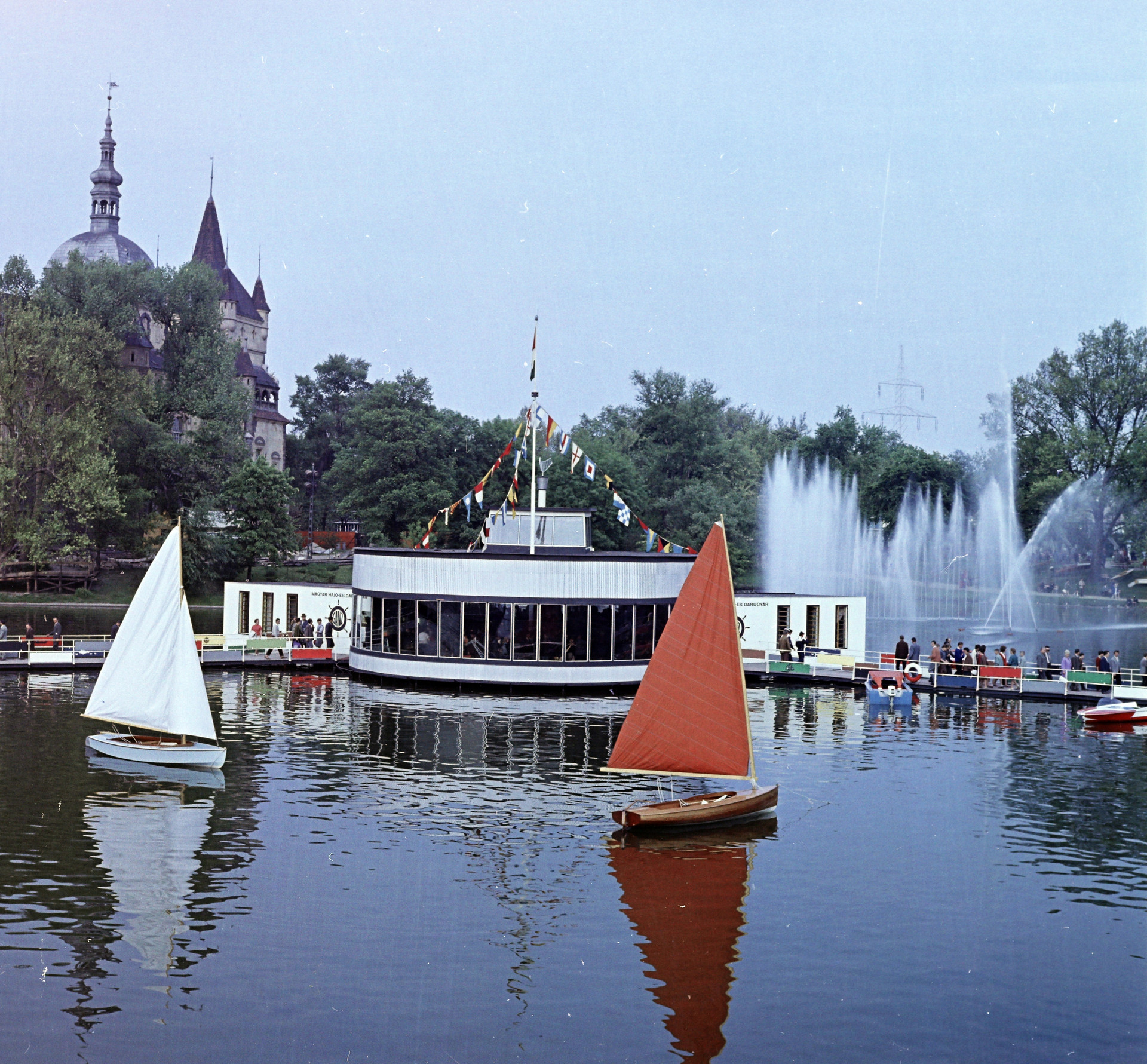 Magyar Hajó- és Darugyár pavilonja a tavon