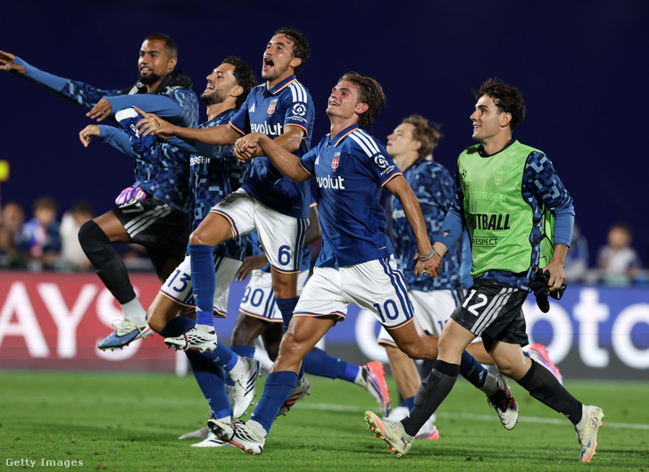 Como játékosai ünnepelnek a Como - RB Leipzig közöti 2026/27-es UEFA Bajnokok Ligája csoportkör 1. fordulójának mérkőzése után 2026. szeptember 10-én