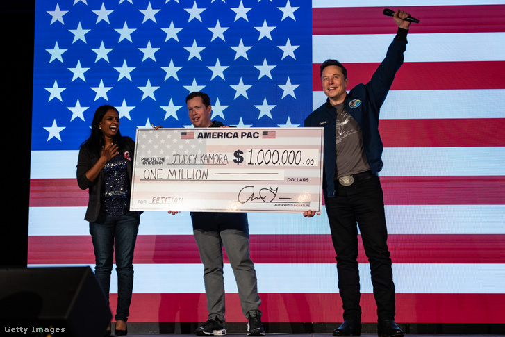 Elon Musk 1 millió dolláros csekket adományozott Judey Kamorának egy nyilvános fórumon Lancasterben 2024. október 26-án