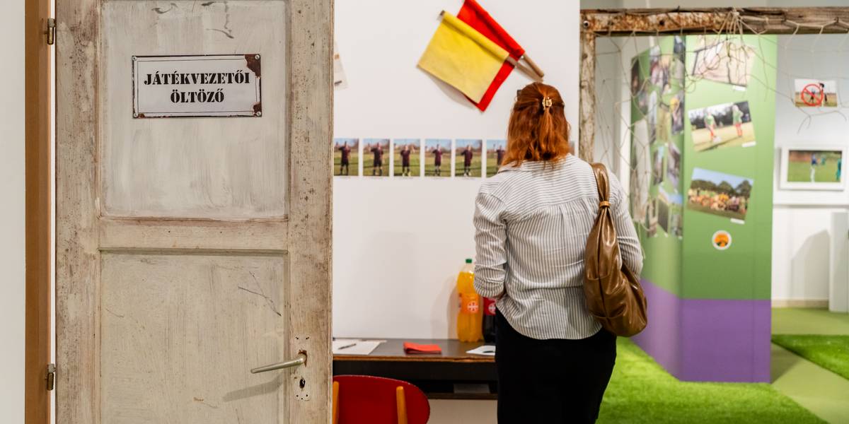 Szotyizás, öltözőillat és eltűnő focicsapatok – Megnéztük a veszprémi Hátsó füves kiállítást