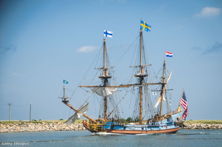 A Kalmar Nyckel, vitorlás replika, áthalad a Cape Cod-csatornán