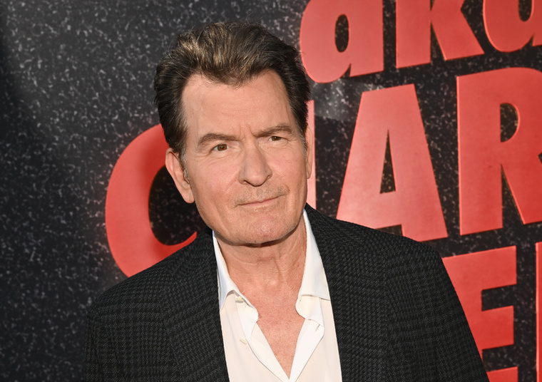 Charlie Sheen – Két pasi – meg egy kicsiCharlie Sheen egy időben nem egyszerűen a Két pasi – meg egy kicsi legjobban fizetett szereplője volt: a televíziózás egyik legjobban kereső színészének számított