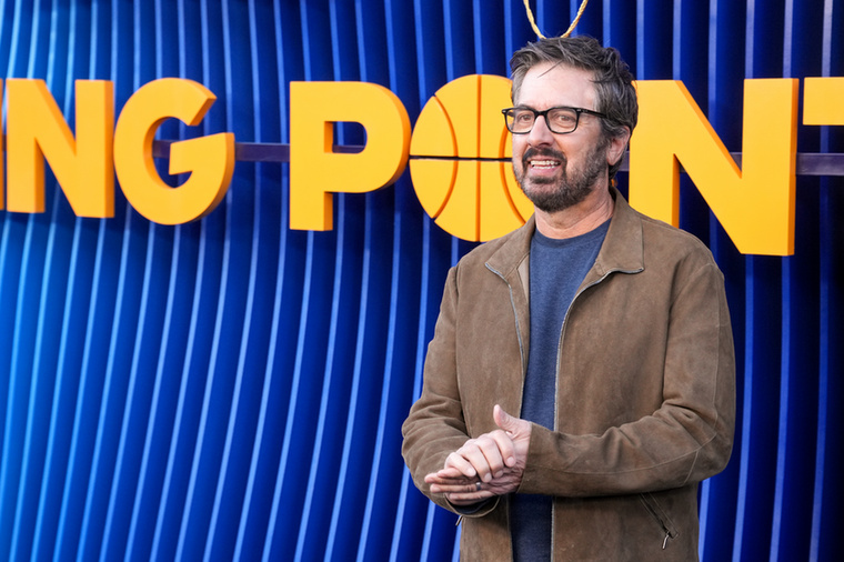 Ray Romano – Szeretünk, Raymond!Ray Romano nem csupán eljátszotta a Szeretünk, Raymond! főszereplőjét, a sorozat írói munkájában is részt vett Phil Rosenthal mellett