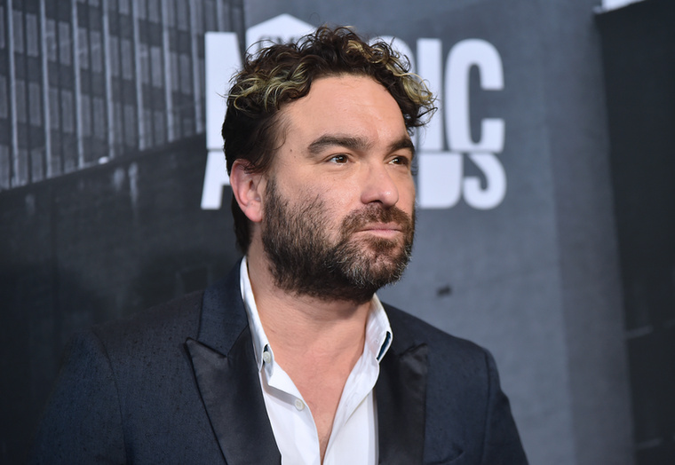Johnny Galecki – 100 millió dollárJohnny Galecki Leonard Hofstadterként gyakorlatilag az Agymenők kiindulópontját adta: az első epizódban az ő és Sheldon szomszédságába költözik Penny, innen indul el a teljes történet