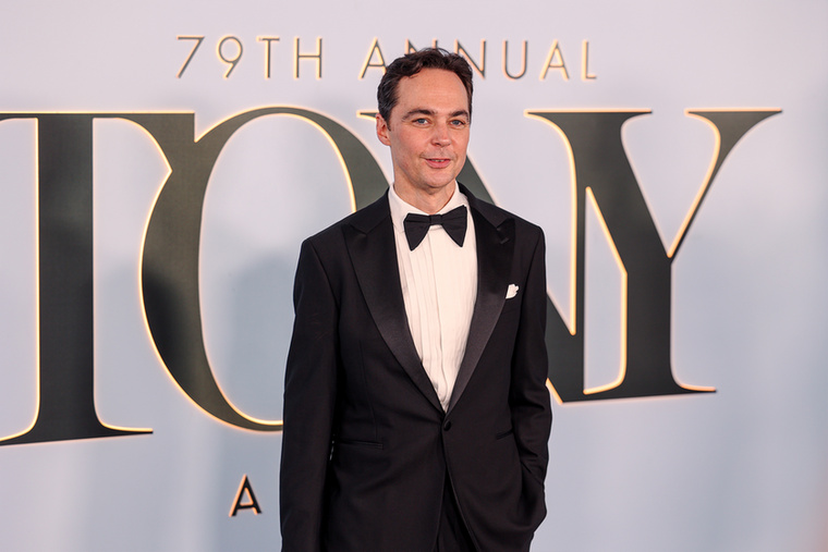 Jim Parsons – 160 millió dollárValószínűleg Sheldon Cooper sem fogadná túl jól, ha második lenne egy rangsorban, erre azonban most nincs is szükség: Jim Parsons messze az Agymenők leggazdagabb szereplője