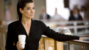 Sandra Bullock magyar divattervező ruhakölteményét viselte egy legendás magazin címlapján - FOTÓ!