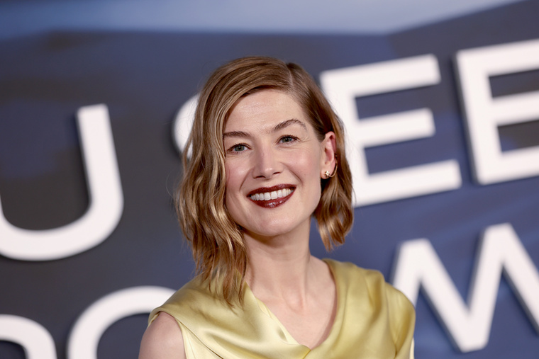 Rosamund Pike – DoomRosamund Pike éppen a 2005-ös Büszkeség és balítélet forgatásán volt, amikor felhívták, hogy vállaljon főszerepet egy másik filmadaptációban, a klasszikus Doom videójáték alapján készült filmben.„És ott álltam a kalapomban, a szénabálákkal teli mezőn, és azt gondoltam: igen, én bármit meg tudok csinálni