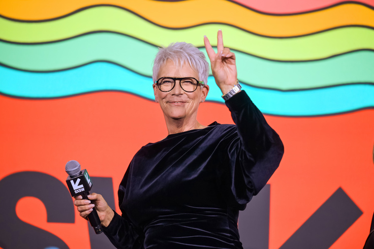 Jamie Lee Curtis – Vírus – Pusztító idegenAz eredetileg forgatókönyvként megálmodott képregény alapján készült Vírus című sci-fi-thriller Jamie Lee Curtis filmográfiájának mára szinte teljesen feledésbe merült darabja