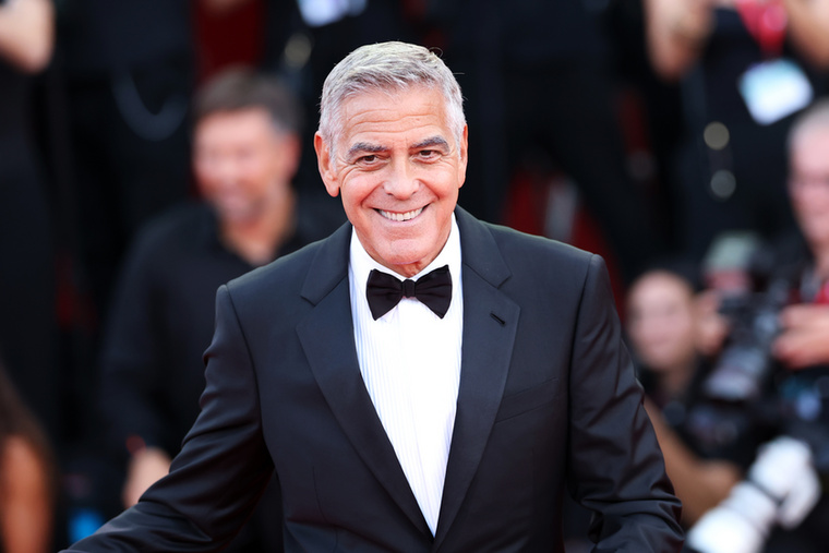 George Clooney – Batman és RobinGeorge Clooney már közel 30 éve bocsánatot kér a Batman és Robin című film miatt, annak ellenére, hogy sok millenniumi nosztalgiával gondol vissza arra a filmre, amelyet gyakran a legrosszabb Batman-filmnek tartanak.„Amikor azt mondom, hogy a Batman és Robin szörnyű film, mindig hozzáteszem: én is szörnyű voltam benne