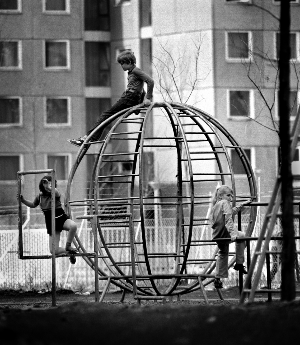 XV. kerület, Újpalota, játszótér a Zsókavár utca 52. számú ház előtt. A háttérben a Kőrakás park 3-as és 4-es számú ház részlete látszik, 1976