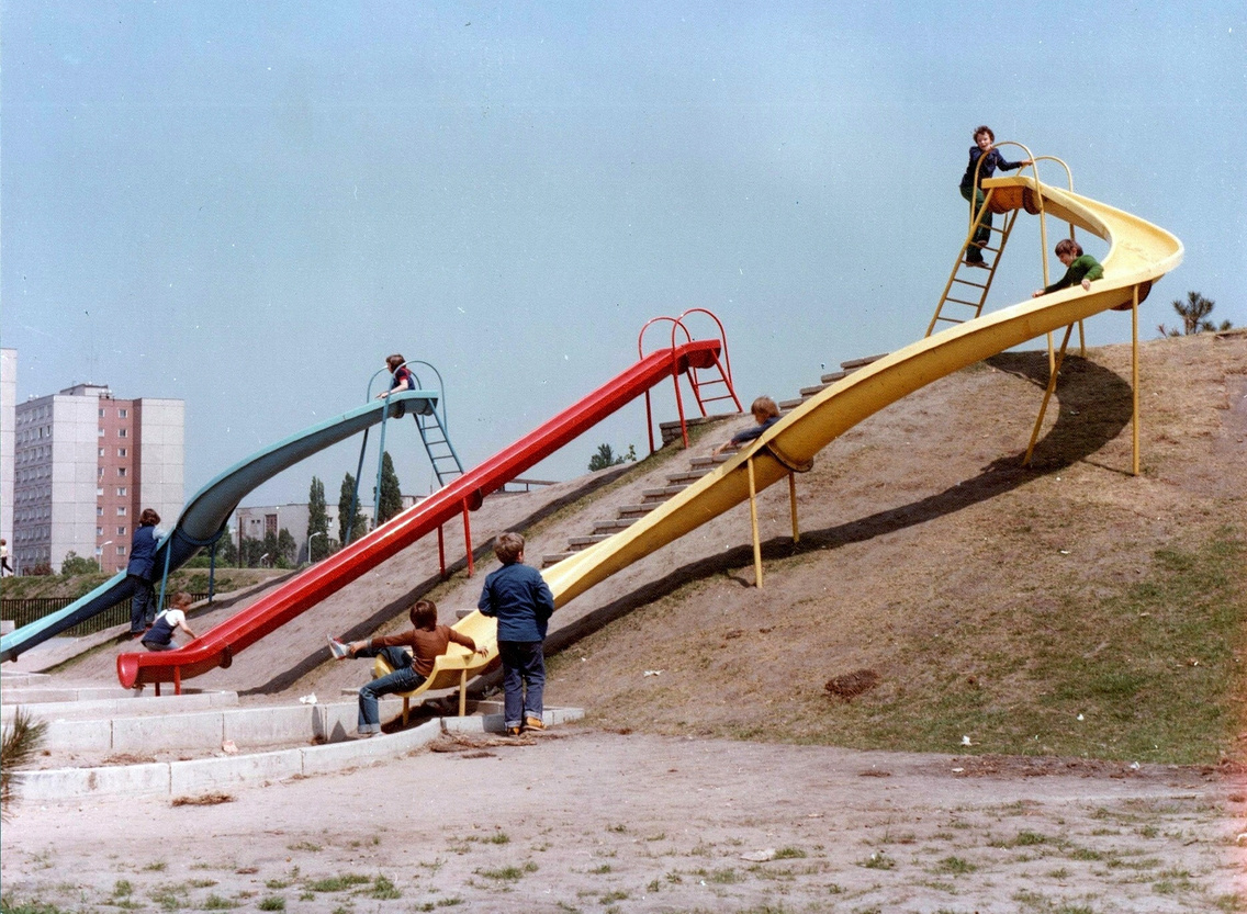 Játszótér a későbbi Bikás park területén. Háttérben a Tétényi út 25–27. számú panelház, jobbra a Tétényi úti (később Szent Imre) kórház, 1981
