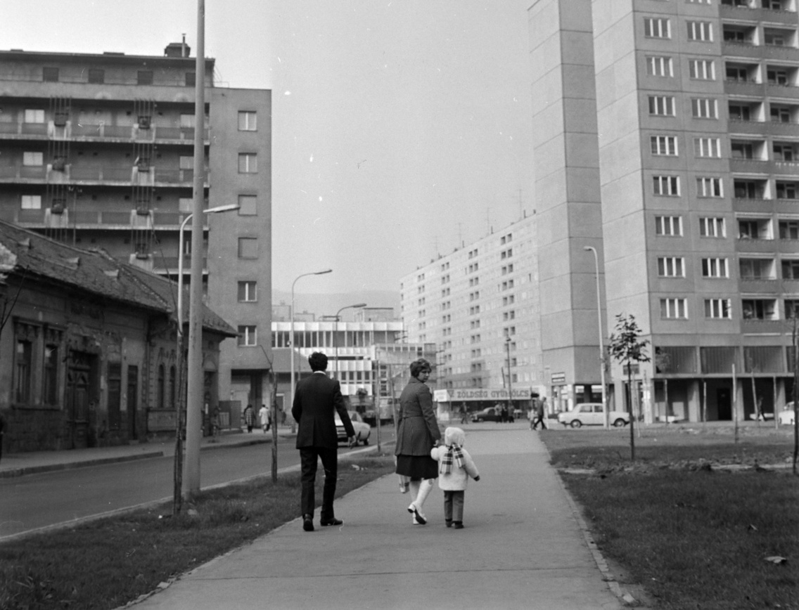 Óbuda, a Kórház utca a Flórián tér felé nézve, jobbra az első Miklós utcai panelház