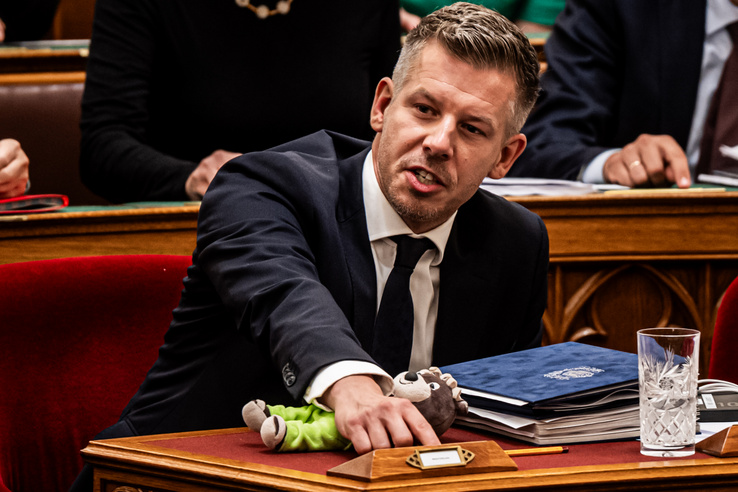 Soha nem látott jelenet a&nbsp;parlamentben, Magyar Péter helyett valaki más szavazott