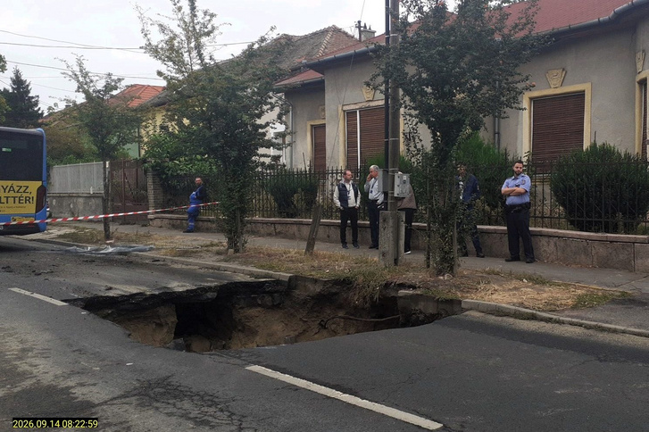 Beszakadt az úttest a Sződliget utcában