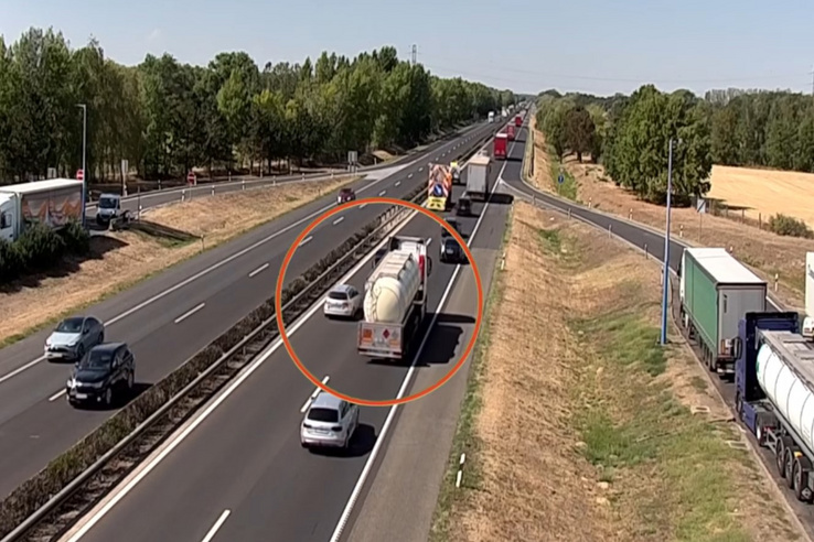 Kamionnak csapódott az autó az M1-es autópályán, egy speciális szerkezet előzte meg a tragédiát