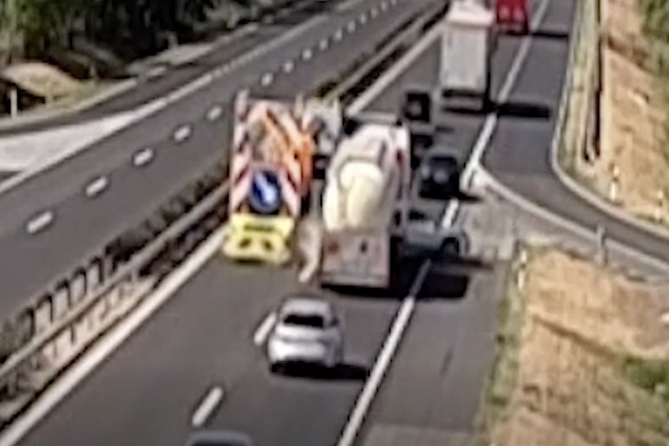 Három legyet egy csapásra: az energiaelnyelőt, a kamiont és az árkot is megtalálta az M1-esen