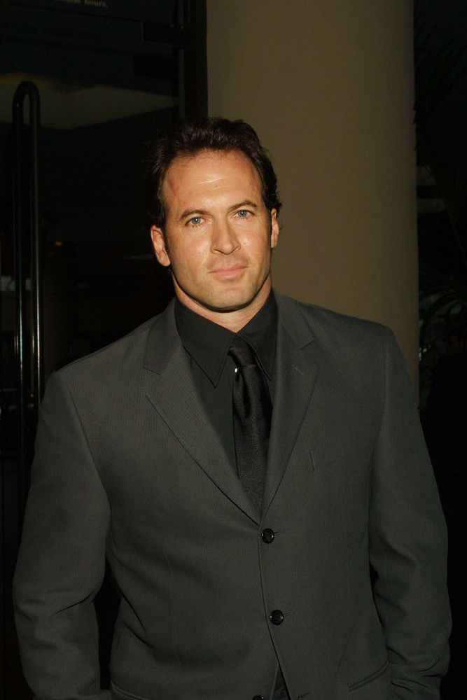 Scott PattersonMielőtt Luke Danes szerepét eljátszotta volna, Scott Patterson vendégszerepeket kapott olyan tévésorozatokban, mint a Seinfeld és a Will &amp; Grace