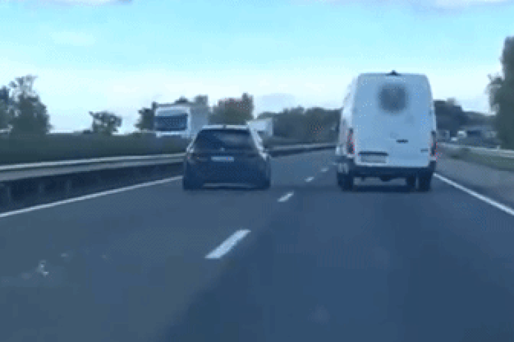 Elborult a furgonos agya az M1-esen, a szalagkorlátnak szorította az autóst