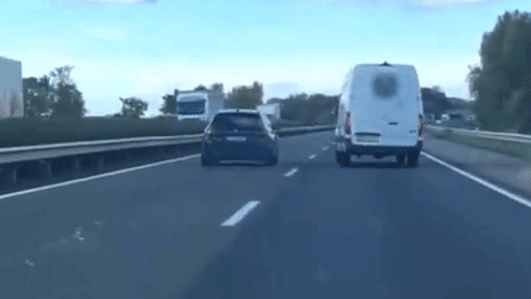 Elborult a furgonos agya az M1-esen, a szalagkorlátnak szorította az autóst