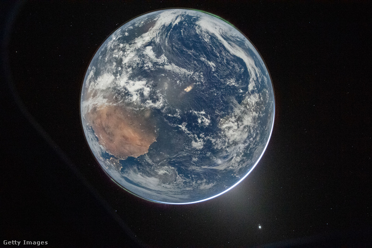 A NASA által rendelkezésre bocsátott sajtófotón a Föld látható 2026. április 2-án