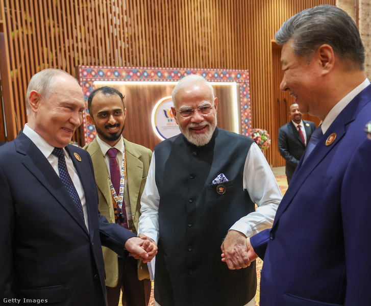 Narendra Modi, indiai miniszterelnök, Vlagyimir Putyin orosz elnökkel és Hszi Csin-ping kínai elnökkel az Újdelhiben rendezett BRICS-csúcstalálkozón, 2026. szeptember 12-én