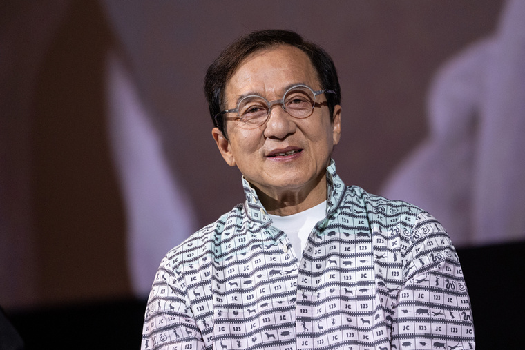 Jackie ChanJackie Chan saját bevallása szerint gyerekként szegénységben élt, ezért amikor először komolyabb pénzt keresett, szinte mindent meg akart venni, amit korábban nem engedhetett meg magának