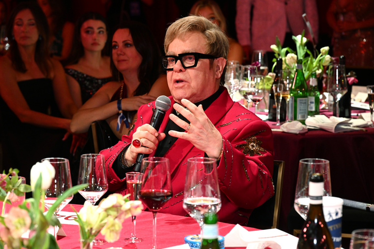 Elton JohnElton John évtizedek óta jótékonykodik