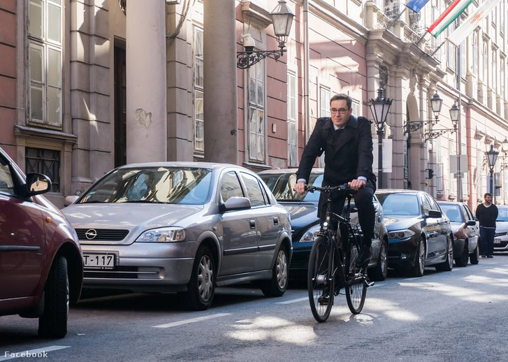 Karácsony Gergely (a 13-i győzelme után) főpolgármesterként megérkezik a Városházára 2019. október 17-én