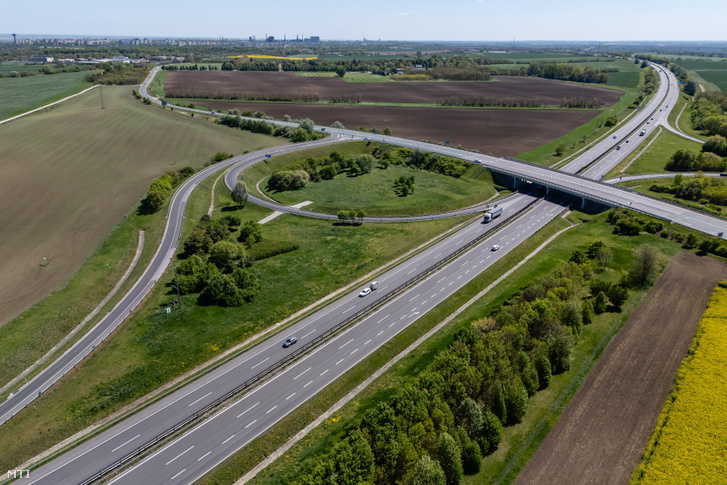 A drónnal készült felvételen az M6-os autópálya Dunaújváros közelében 2026. április 24-én