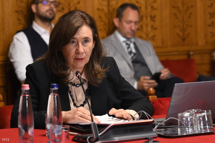 A Médiatanács elnöki tisztségére jelentkező Kaszó Klára az Országgyűlés Médiatanács elnökét és tagjait jelölő eseti bizottságának ülésén, az Országház Széll Kálmán termében 2026. szeptember 16-án