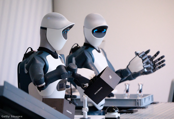 Két humanoid robotot mutatnak be egy sajtótájékoztatón 2026. szeptember 14-én