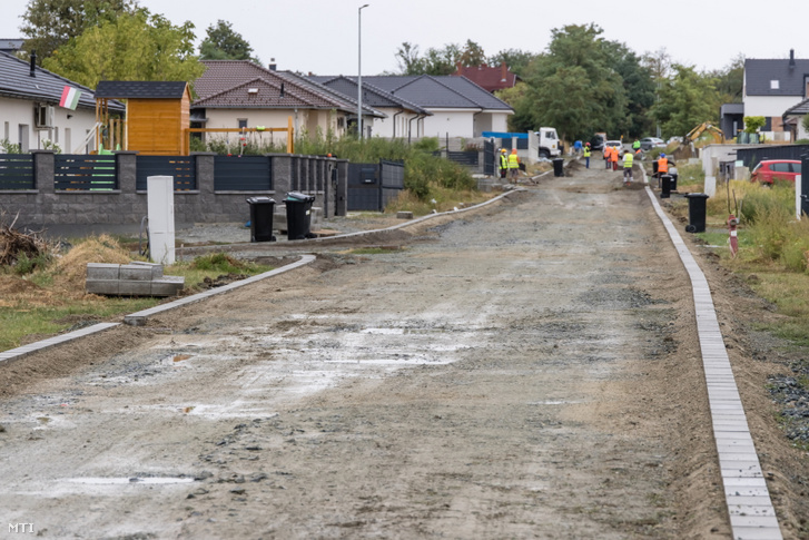 Az azbeszttel szennyezett útszakasz zárórétegének kialakítása előtt a szegélykövezést végzik Szombathely "Oladi-plató" városrészében 2026. szeptember 10-én