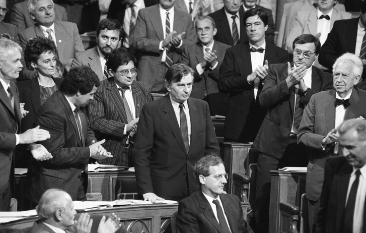 Országház, az Országgyűlés ülése. A felvétel 1990. május 22-én készült, az Antall-kormány kormányprogramjának kihirdetése után, középen Antall József áll