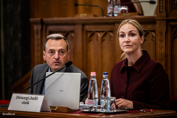 Diószegi Judit (j) és Buksza Zsolt (b) a gyermekvédelmi vizsgálóbizottság ülésén 2026. szeptember 16-án